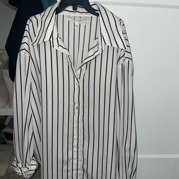 Cute striped long sleeve blouse from Pink Martini in XS 💘 but OVERSIZED - Picture 2 of 3